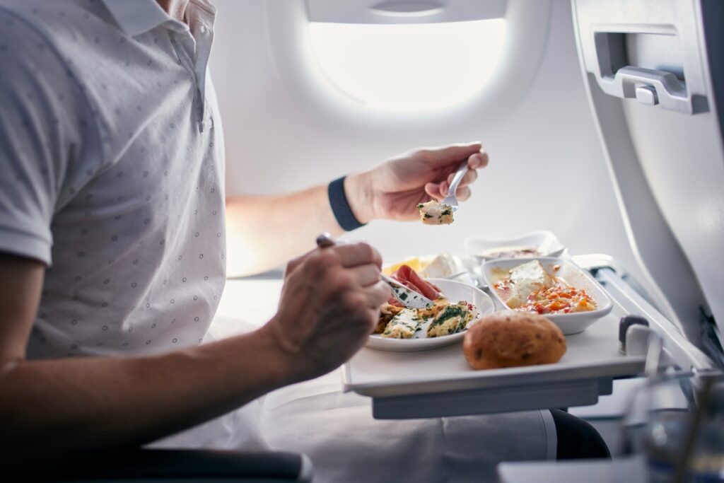 Comida no avião: como saber se a viagem terá refeição?