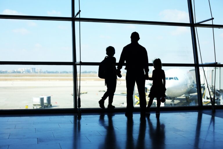 Dicas para viajar de avião com criança autista