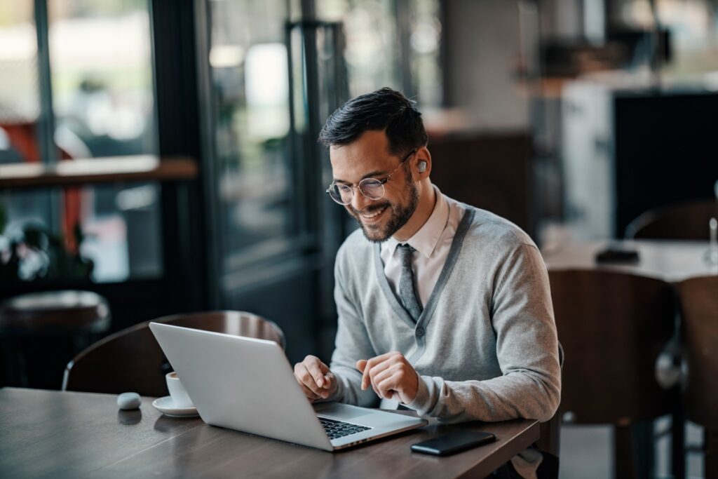 Trabalho no exterior: saiba como conseguir e se vale a pena