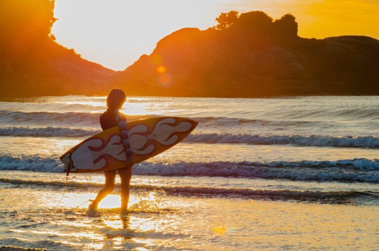 Procurando a melhor praia para surfar? Conheça esses destinos