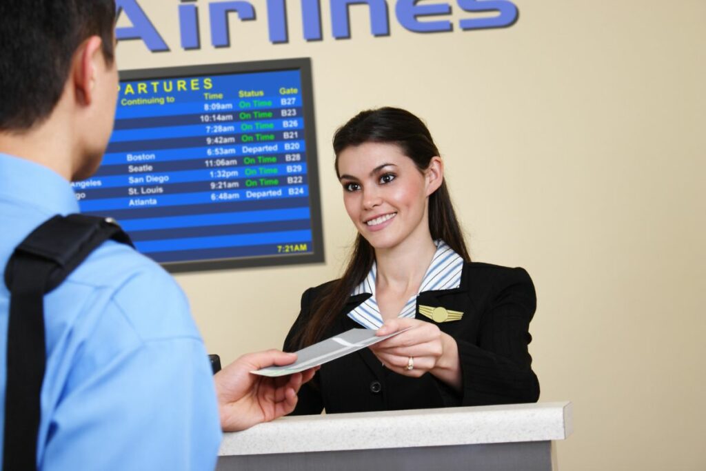 aeromoça entregando o cheque in ao passageiro.