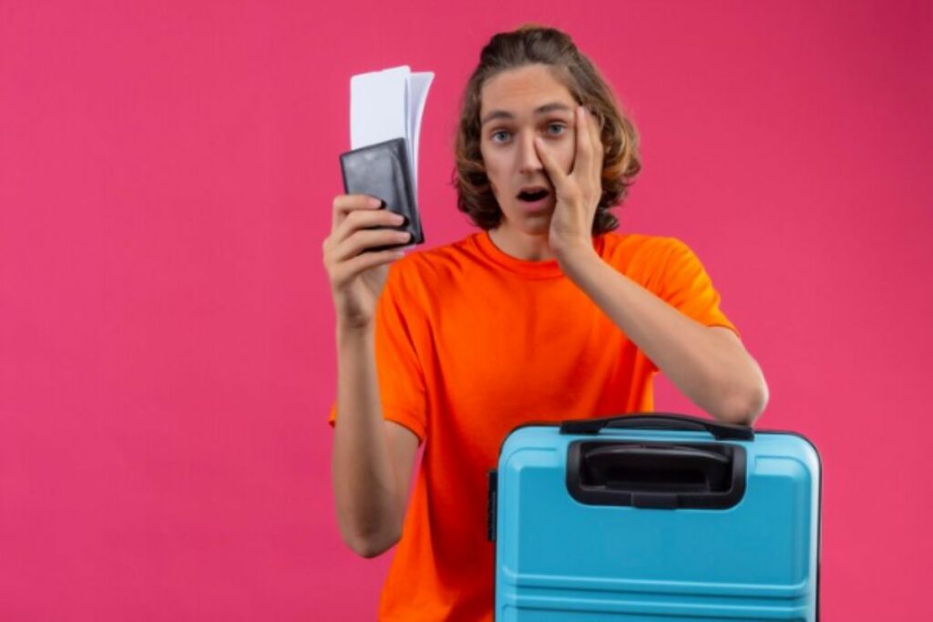 homem segurando uma carteira nas mãos