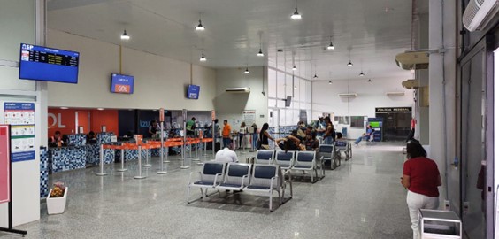 voo direto, com escala e com conexão